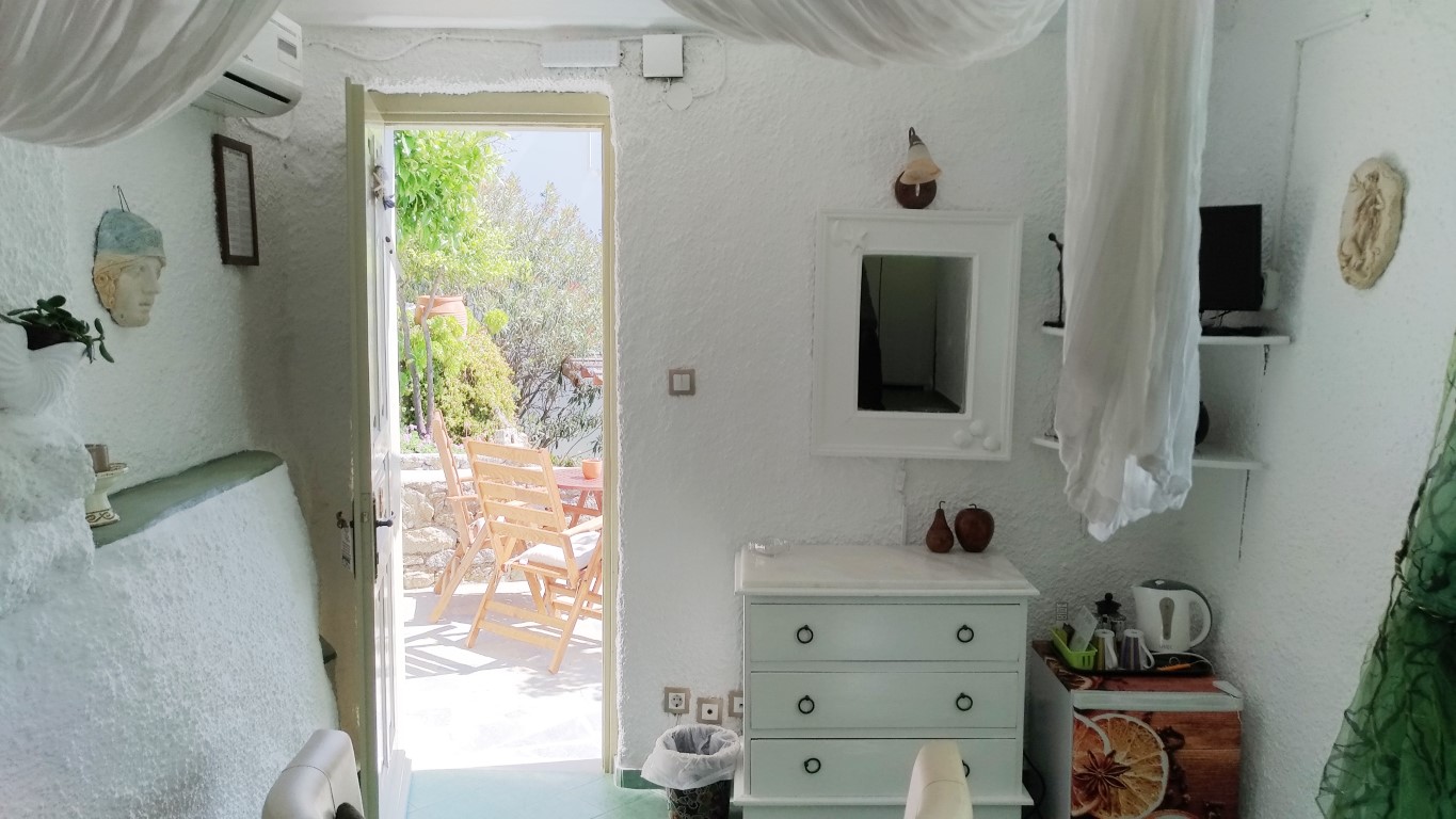 Traditional Double Bed Room with Side Sea View - La Veranda of Mykonos Guesthouse